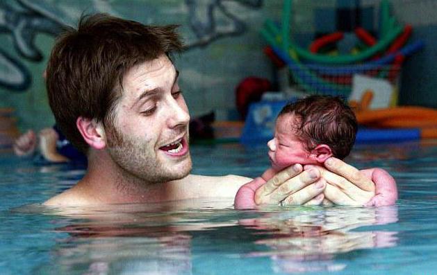  पूल में शिशुओं के साथ तैराकी 