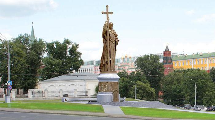 बोरोविट्स्काय स्क्वायर पर एक स्मारक